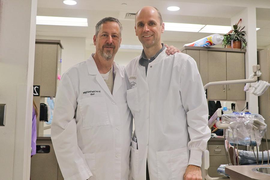 Drs. 吉恩·希尔顿和朱利叶斯·曼兹, 并排展示在SJC牙科诊所, 你们在GKAS活动上合作了很多年吗.